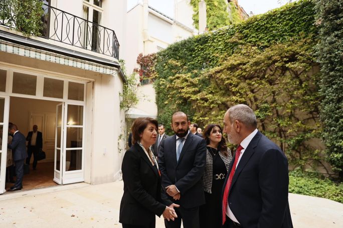 Pashinyan visits new building of Armenian Embassy in France