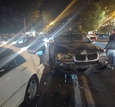 ДТП с участием 5 автомобилей на улице Терьяна в центре Еревана: среди пострадавших ребенок