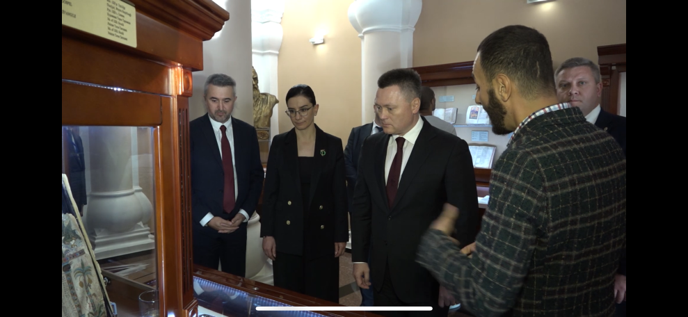 Armenian, Russian chief prosecutors visit Matenadaran