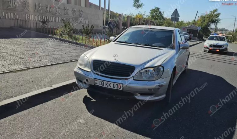 Երևանում չինական դպրոցի դիմաց «Mercedes»-ը վրաերթի է ենթարկել հետիոտնին, բժիշկները պայքարում են նրա կյանքի համար