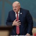 Лукашенко перед саммитом СНГ в Москве наколол дрова