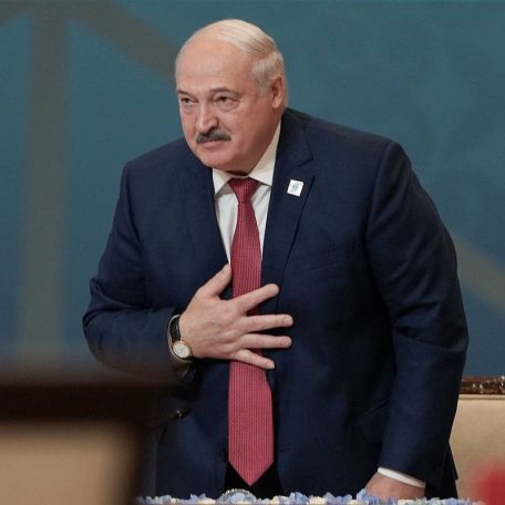 Лукашенко перед саммитом СНГ в Москве наколол дрова