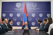 Մխիթար Հայրապետյանը  ներկայացրել է Արամ Ջիվանյանին