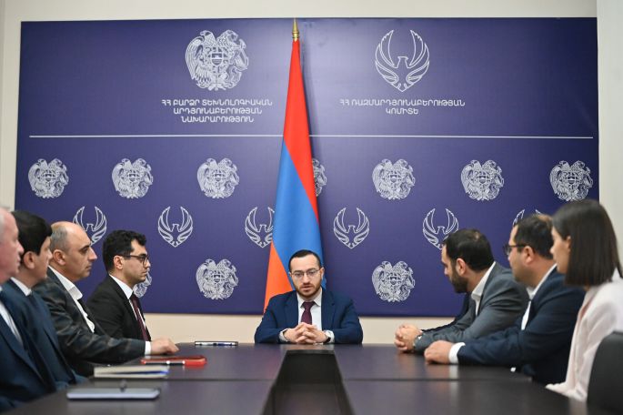 Մխիթար Հայրապետյանը  ներկայացրել է Արամ Ջիվանյանին