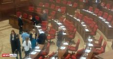 Перед визитом Пашиняна в НС Армении протирают стол, собирают бутылки – News.am