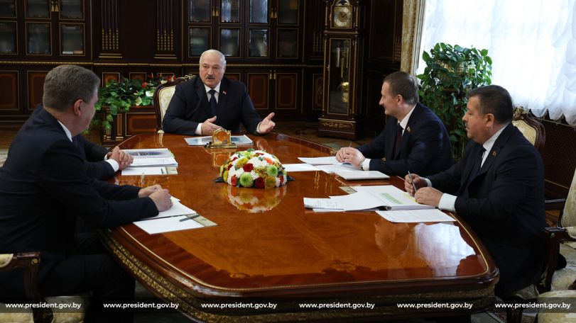 «Людям надо достать и положить»: Лукашенко поставил задачи в преддверии президентской кампании