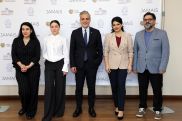 Աննա Խաչատրյանը և Մաշա Մնջոյանը կատարում են Ազնավուրին նվիրված «Երբեք» երգը