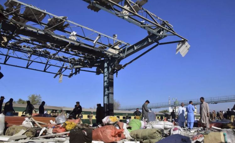 At least 24 killed in bomb blast at Pakistan railway station