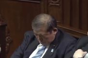 Премьер Японии Исиба уснул во время собственного переизбрания