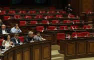 Пока Никол Пашинян и Ален Симонян обедали в столовой, оппозиция решила не участвовать в правительственном часе