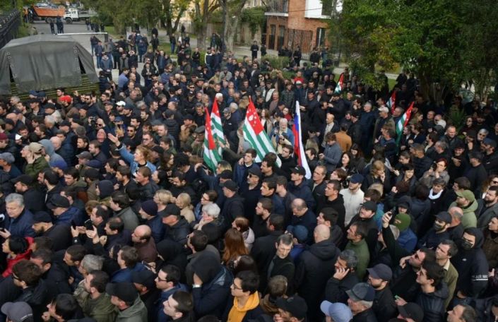 Протестующие в Абхазии потребовали мирной отставки президента