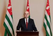 Президент Абхазии Бжания обещал уйти в отставку, когда протестующие покинут здание парламента