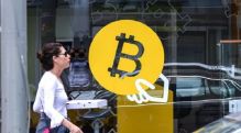 Стоимость биткоина впервые поднялась выше 99 тысяч долларов