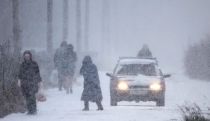 Рекордные снегопады в Приамурье: пассажиры выталкивают автобусы из сугробов