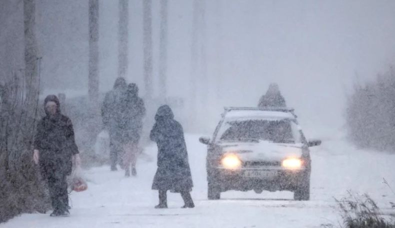 Рекордные снегопады в Приамурье: пассажиры выталкивают автобусы из сугробов