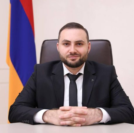 Пресс-секретарь Алена Симоняна опровергает публикацию СМИ о давлении на Агазаряна