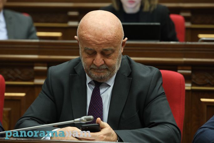 Овик Агазарян ответил отказом на просьбу Никола Пашиняна сложить депутатский мандат
