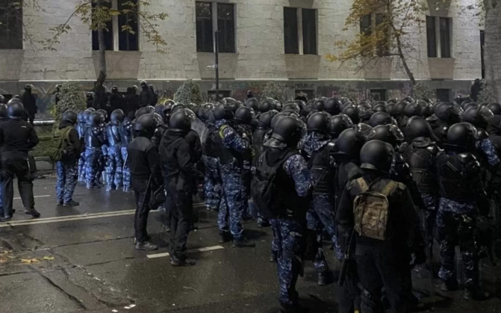 Центр Тбилиси в дыму от пиротехники и слезоточивого газа: пятая ночь протестов
