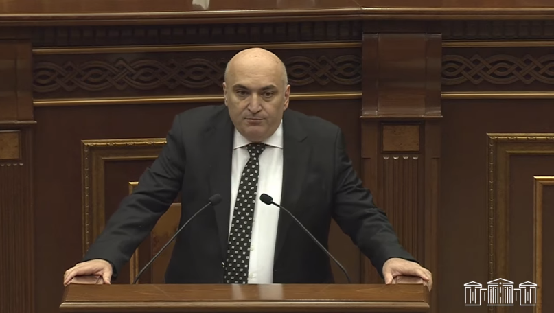 ԱԺ նիստի մեկնարկին ՔՊ խմբակցությունից հեռացած Նարեկ Զեյնալյանի մանդատը հանձնվեց Ալեքսանդր Ավետիսյանին