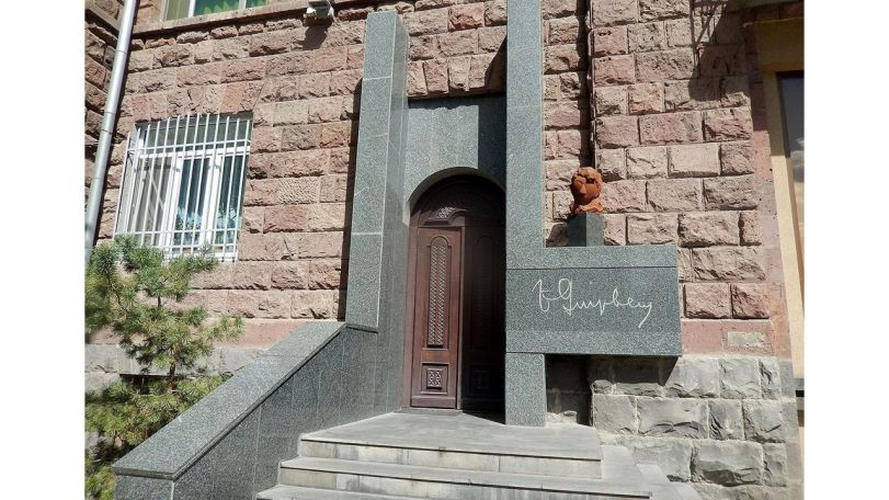 Չարենցի տուն-թանգարանում բացվող «Մաքուր ու մերկ» ցուցադրությունը գրականագետների մոտ դժգոհություն է առաջացրել