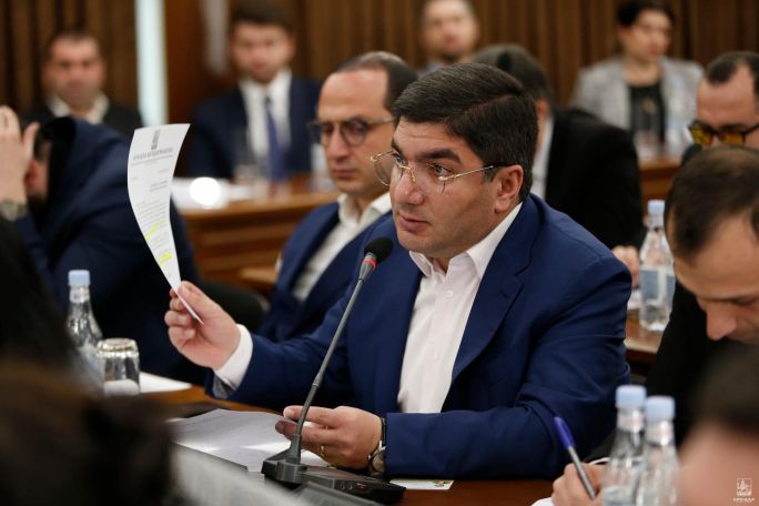 Նիկո՜լ, այ տա Նիկո՜լ դե «տապոռդ» վեկալ ու ոտ ոտ իջի  Երևանի քաղաքապետարան. Մանուկյան
