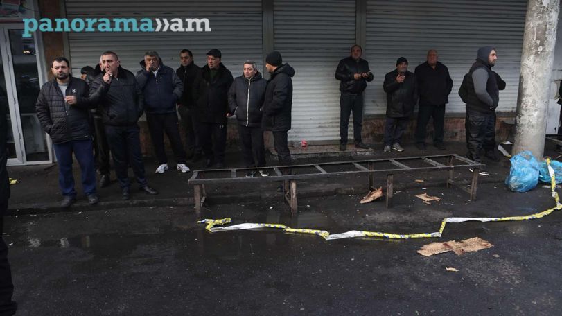 На мясном пассаже в Ереване мужчина совершил попытку самосожжения, после стычки с полицией задержаны 7 человек