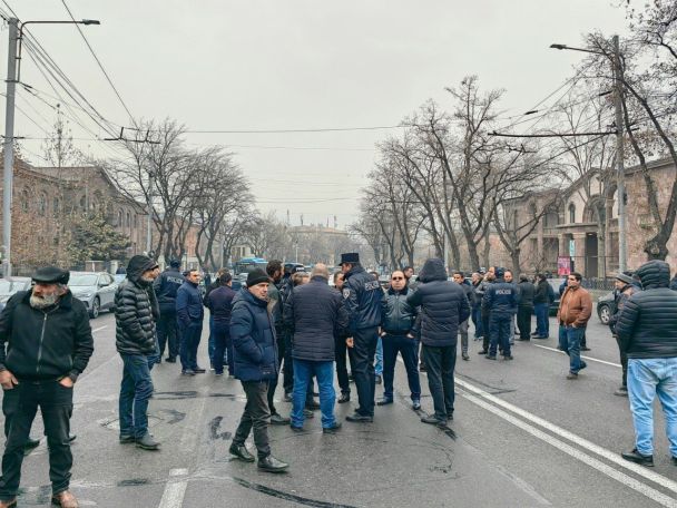 Relatives of missing Armenian soldiers block central Yerevan avenue