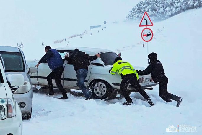 Heavy snow leaves 10 cars stranded in Armenia
