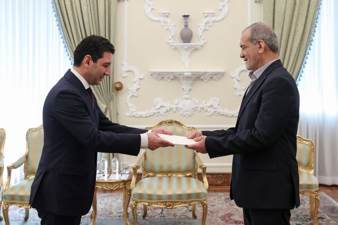 New Armenian envoy hands over credentials to Iranian president