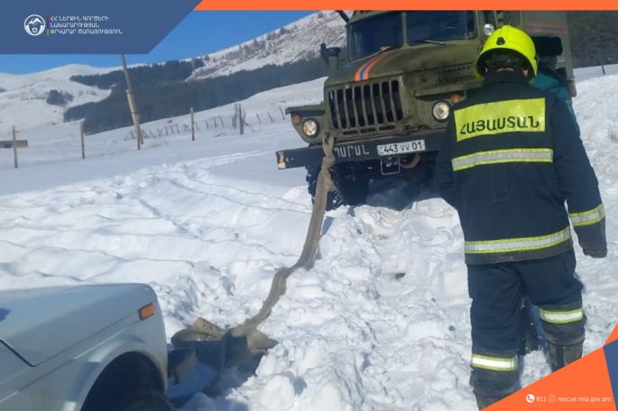 Спасатели в Армении вызволили 8 застрявших автомобилей, помощь оказали 14 человек