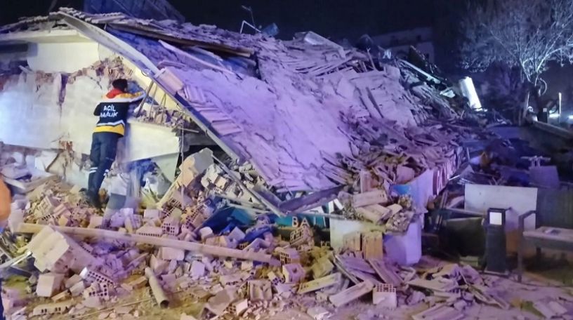 В Турции обрушился 4-этажный жилой дом: спасатели ищут людей под завалами