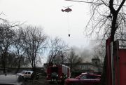 Горящее здание на северо-западе Москвы тушат четыре вертолета