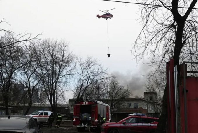 Горящее здание на северо-западе Москвы тушат четыре вертолета