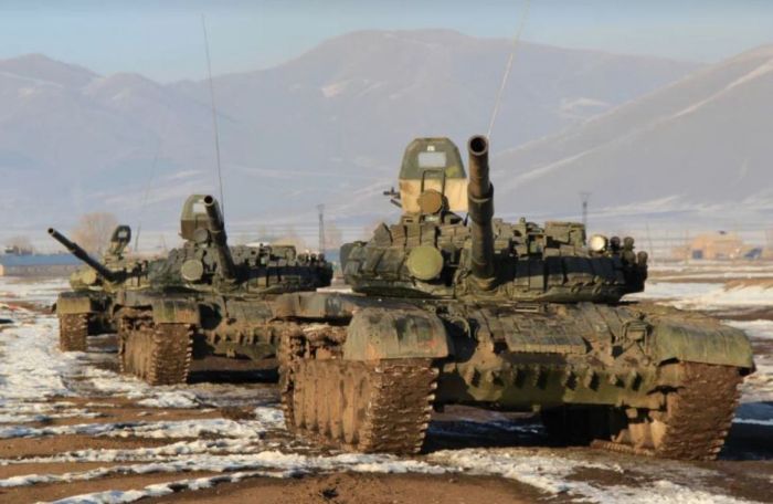 Танкисты военной базы ЮВО в Армении отработали элементы сложного маневрирования