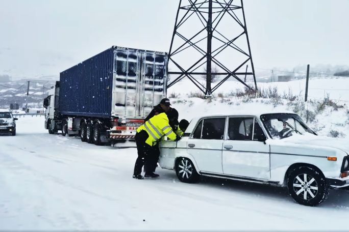 Спасатели в Сюнике вызволили из затора 73 застрявших грузовика