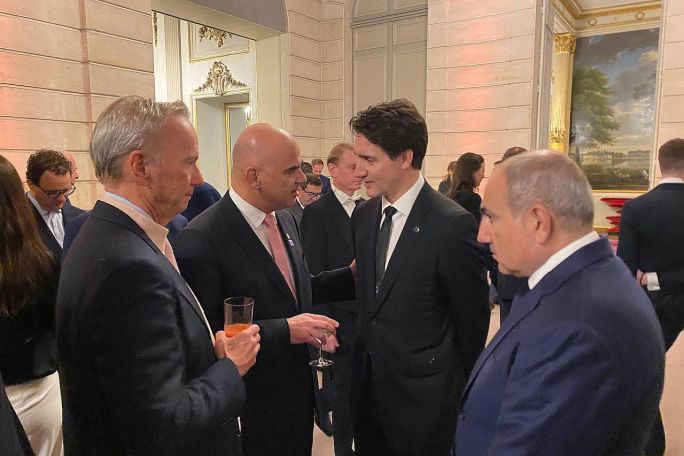 Pashinyan attends official dinner hosted by Macron