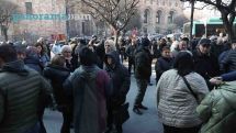 «Никол, уходи! Хочешь лишить нас куска хлеба?» Акция у здания правительства Армении