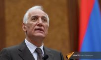 Группа студентов передала президенту Армении коллективную петицию