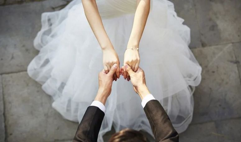 Japanese man starts dating agency after 2,000 failed dates