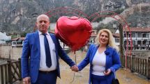 26 տարի շարունակ սիրահար զույգերը կրում են նույնանման հագուստ