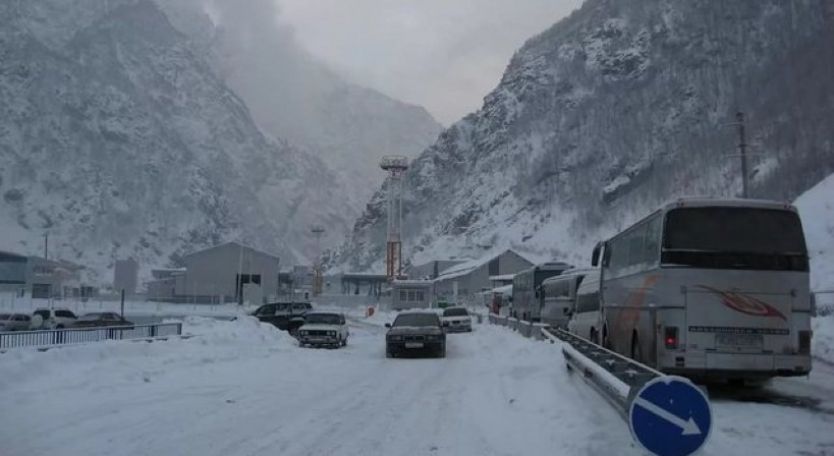 Վերին Լարսում շուրջ 300 հայկական բեռնատար կա կուտակված