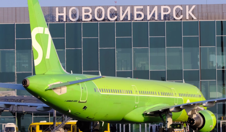 Приключения Андраника и Спартака в Новосибирске: двое опоздавших на рейс армян ногами выбили дверь терминала и побежали за самолетом