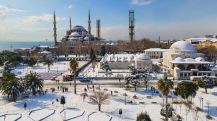 Снежная буря обрушилась на турецкий Стамбул: отменены рейсы, движение на дорогах затруднено