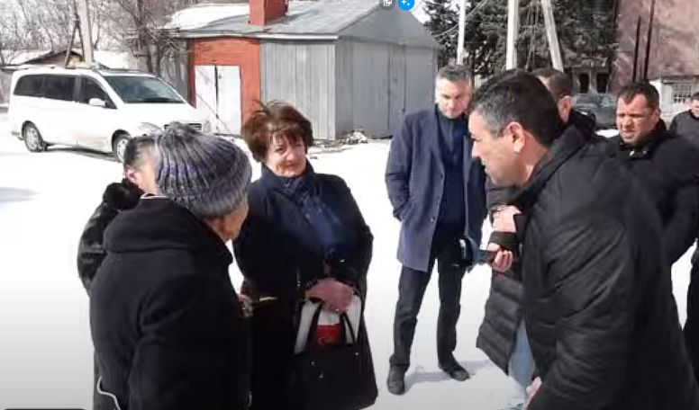 Էմիգրա՞նտ ենք, ի՞նչ ենք, հինգ տարի չեկաք, ասեք՝ ո՞նց եք ապրում. Գյումրեցի տարեց կինը՝ Սարիկ Մինասյանին