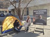 Mane Tandilyan visits hunger striker outside UN office in Yerevan