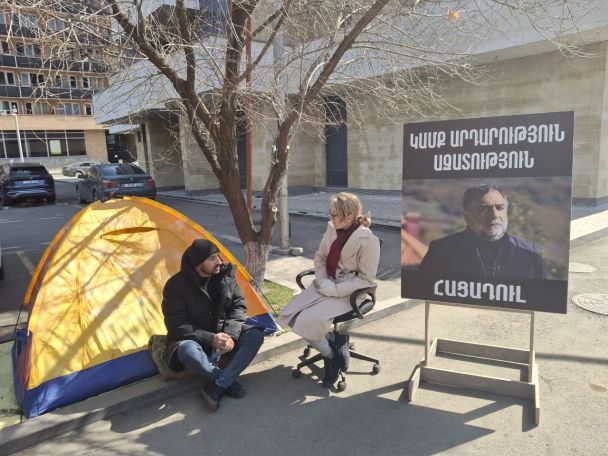 Mane Tandilyan visits hunger striker outside UN office in Yerevan