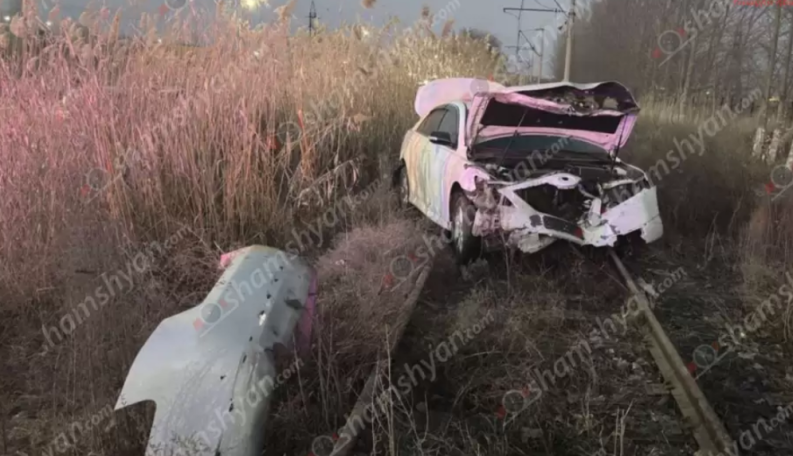 Վարորդը «Toyota Camry»-ով վթարի է ենթարկվել և հայտնվել գնացքի գծերի վրա