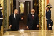 Пашинян в беседе с Путиным подтвердил, что будет участвовать в юбилейных торжествах 9 мая в Москве