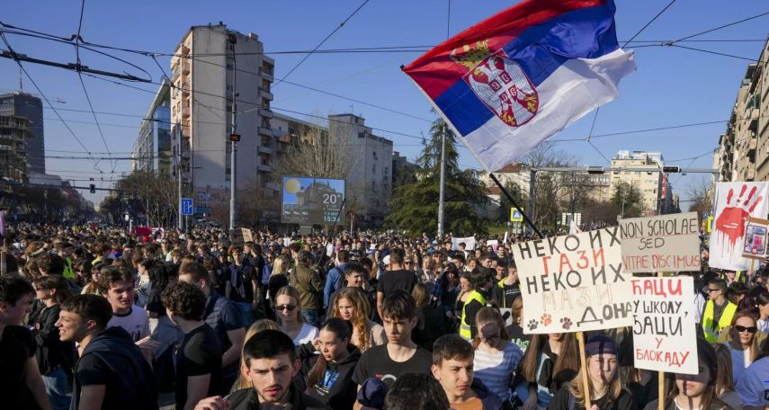 Բելգրադում մեքենան քշել է ցուցացարների վրա