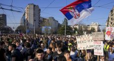 В Белграде машина въехала в толпу протестующих, водитель задержан